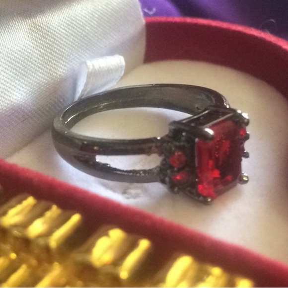 NWOT- Ruby Red Princess Cut Gemstone in a Black Gunmetal Setting. Size 8 - Picture 3 of 4